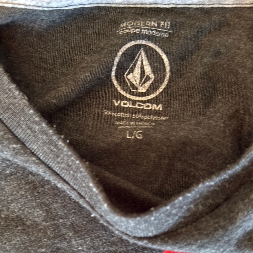 Volcom Short Sleeve Tee. 2 Hawaii shirts the 2nd is a men’s large blue Kauai tee - Picture 2 of 4